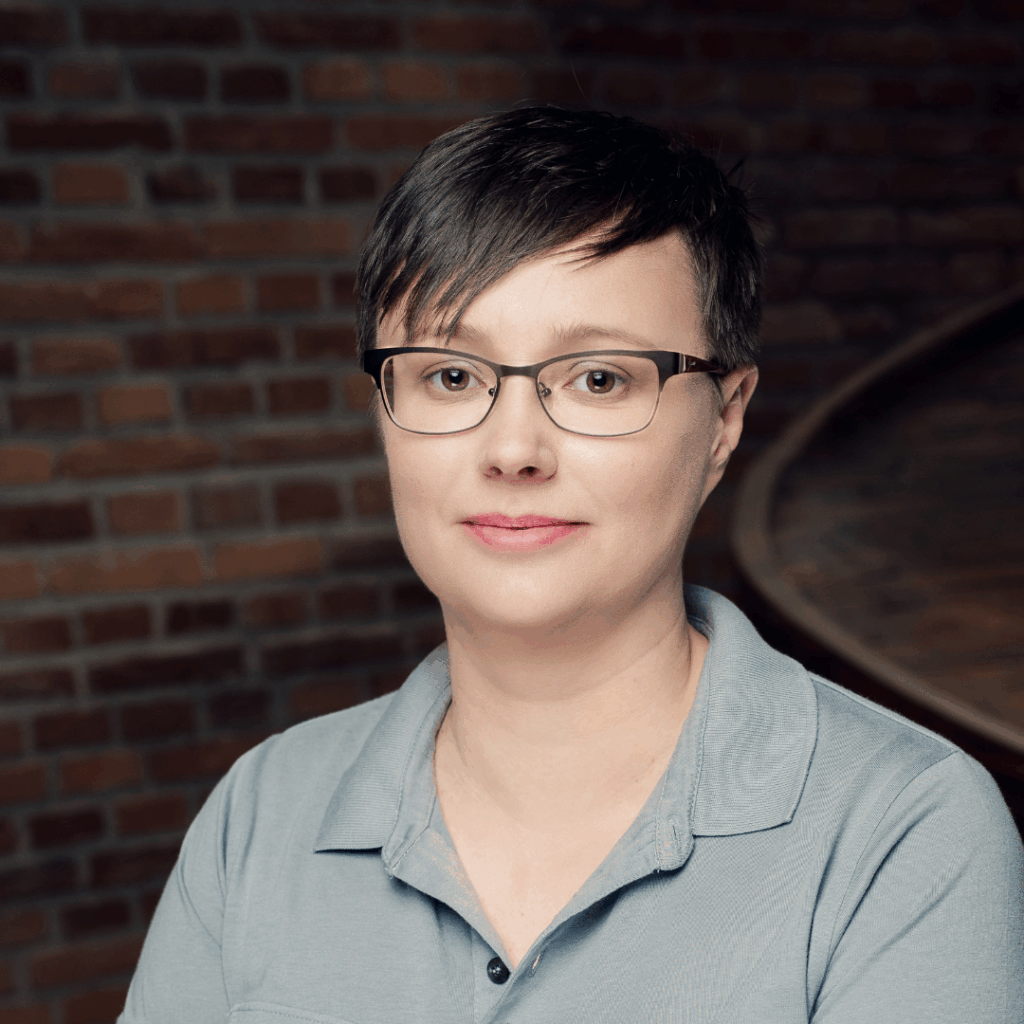 beige weiß modern minimalist laptop mockup webseite produkt launch instagram post(17)