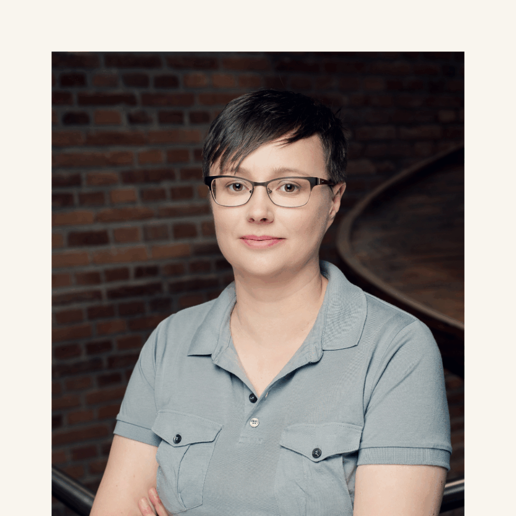 beige weiß modern minimalist laptop mockup webseite produkt launch instagram post(9)